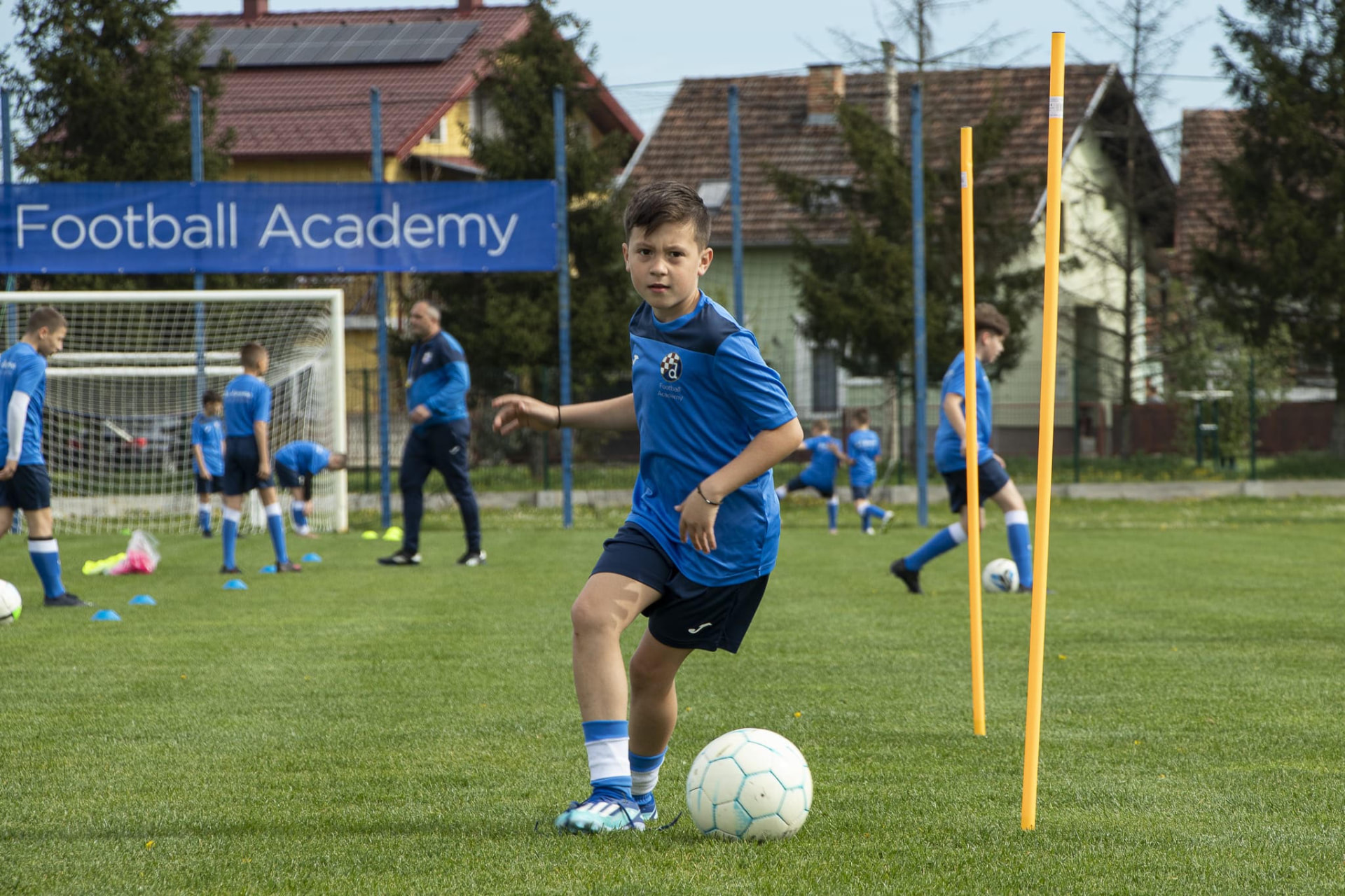 Trening vodenja žoge med količki